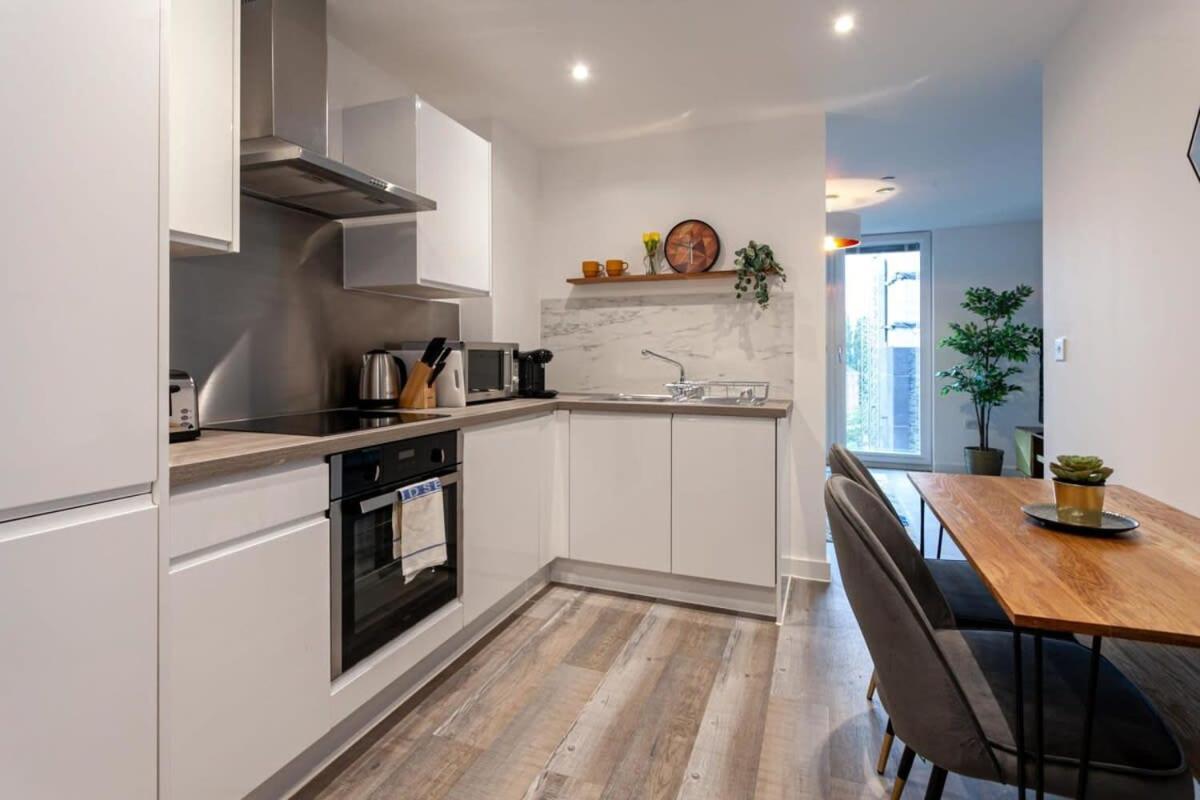 Superb 2 Bed Flat 5Min To Old Trafford Stadium Manchester Esterno foto